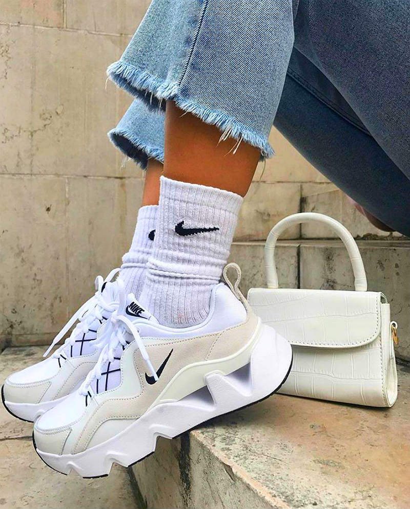 Белые кроссовки Nike
