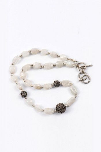 Белые бусы Первобытный лед