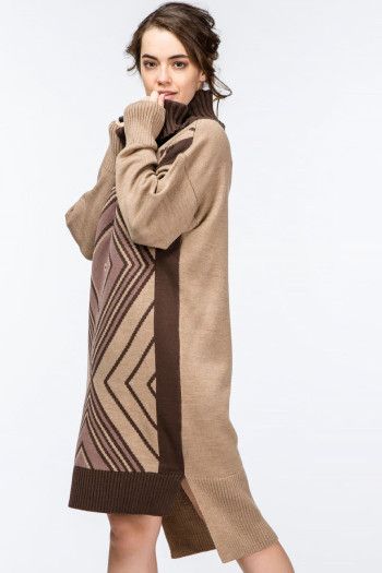 Женское вязаное платье с орнаментом