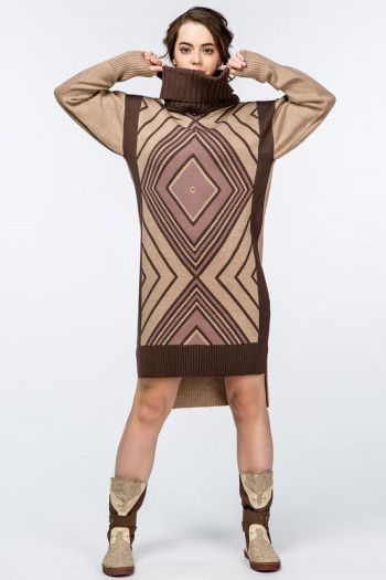 Женское вязаное платье с орнаментом