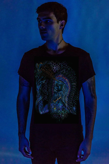 Мужская черная футболка с авторским принтом «Шаман»