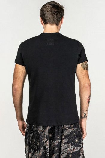 Мужская черная футболка с авторским принтом «Шаман»