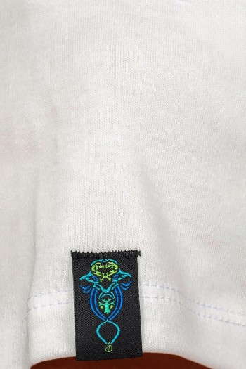 Женское короткое платье белого цвета с нанесенным флуоресцентным авторским принт..