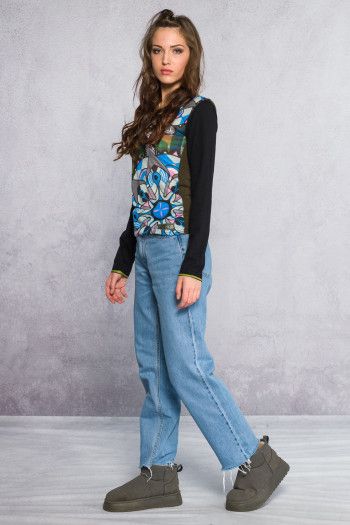 Яркая кофта Прагхаса