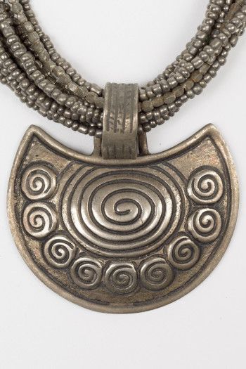 Колье с медальоном Лачунг