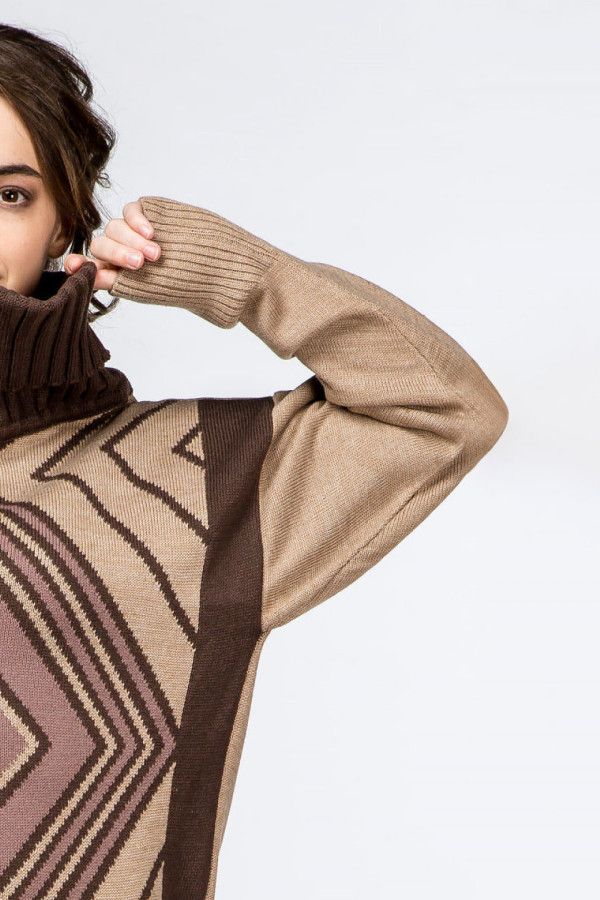 Женское вязаное платье с орнаментом