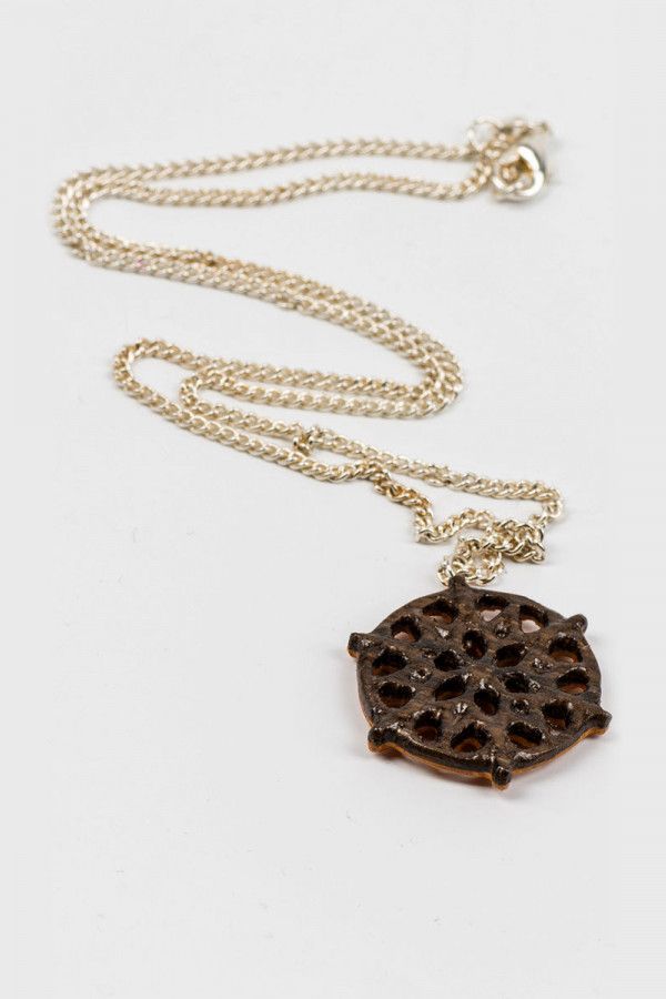 Деревянный кулон на цепочке Оазис