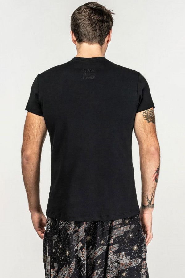 Мужская черная футболка с авторским принтом «Шаман»