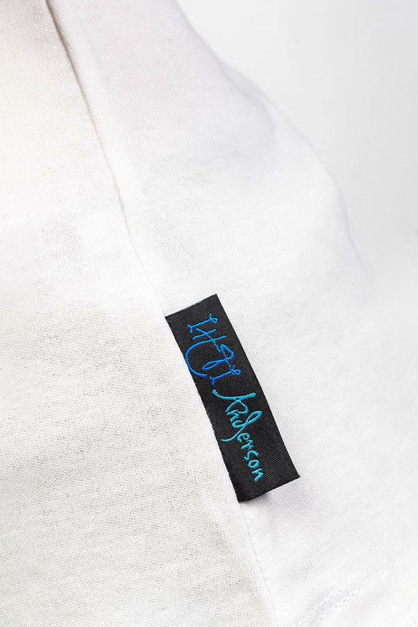 Женское короткое платье белого цвета с нанесенным флуоресцентным авторским принт..