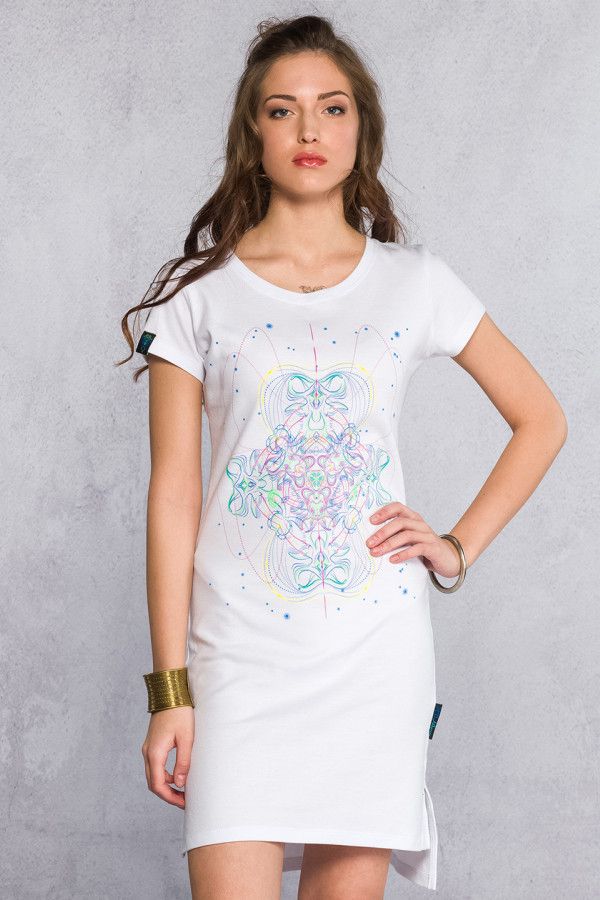 Женское короткое платье белого цвета с нанесенным флуоресцентным авторским принт..
