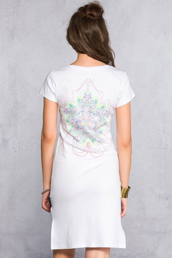 Женское короткое платье белого цвета с нанесенным флуоресцентным авторским принт..