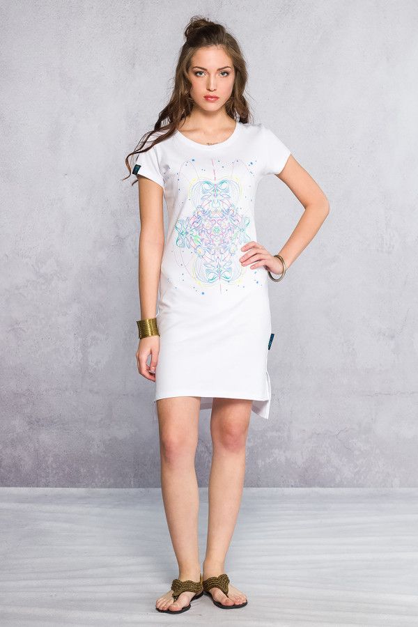 Женское короткое платье белого цвета с нанесенным флуоресцентным авторским принт..