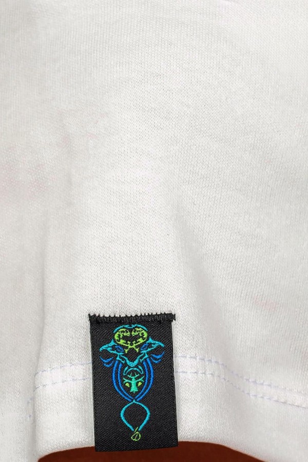 Женское короткое платье белого цвета с нанесенным флуоресцентным авторским принт..