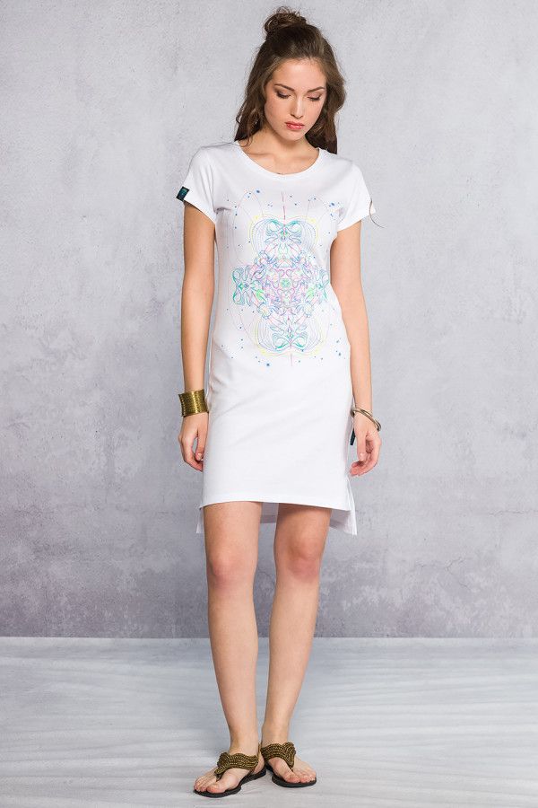 Женское короткое платье белого цвета с нанесенным флуоресцентным авторским принт..