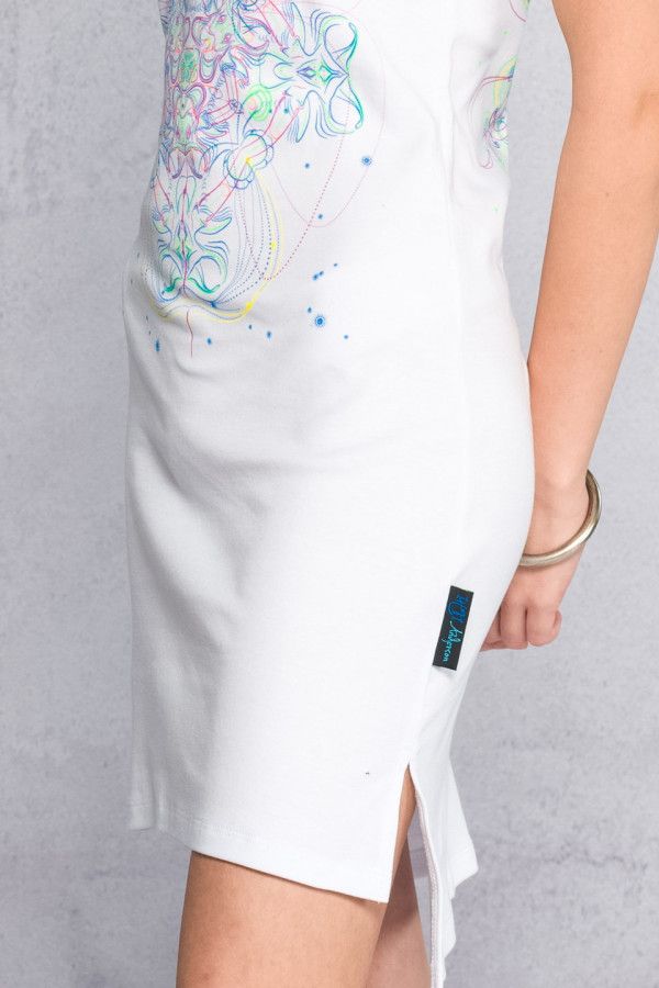 Женское короткое платье белого цвета с нанесенным флуоресцентным авторским принт..
