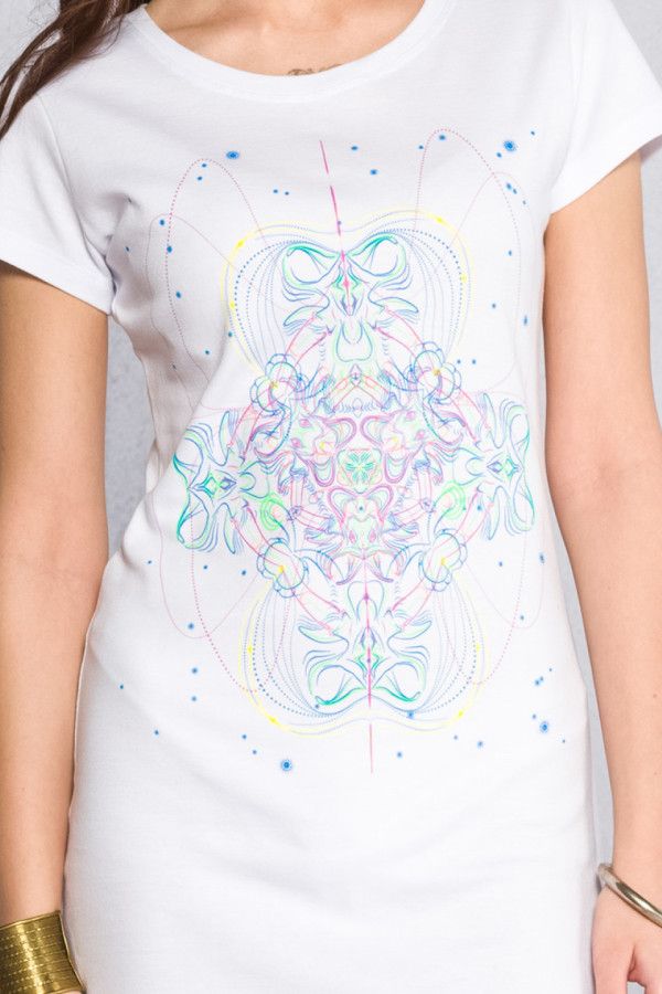 Женское короткое платье белого цвета с нанесенным флуоресцентным авторским принт..