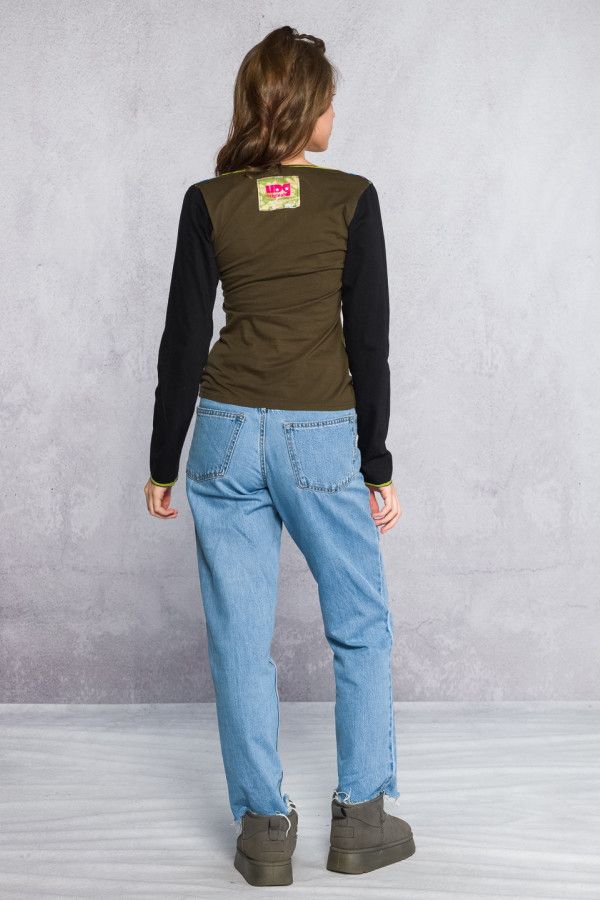 Яркая кофта Прагхаса