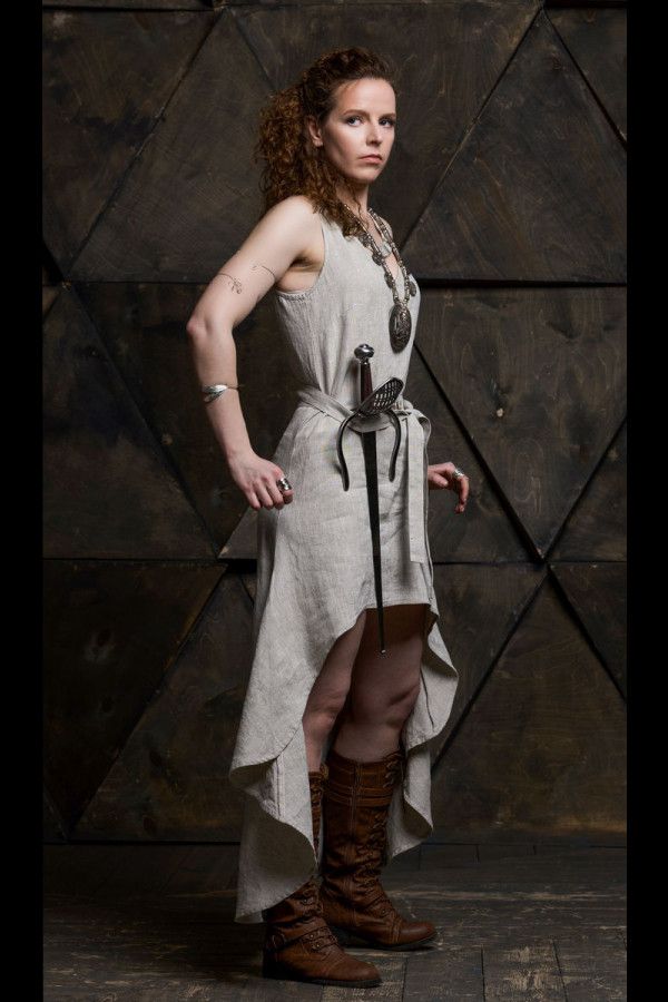 Льняное платье серого цвета