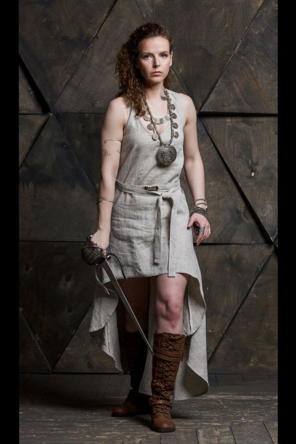 Льняное платье серого цвета